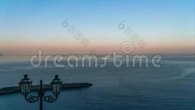 索伦托海岸的景色。 梅塔海滩，旅行概念，文本空间，时间流逝，时间流逝海湾日出，船只和船只离开